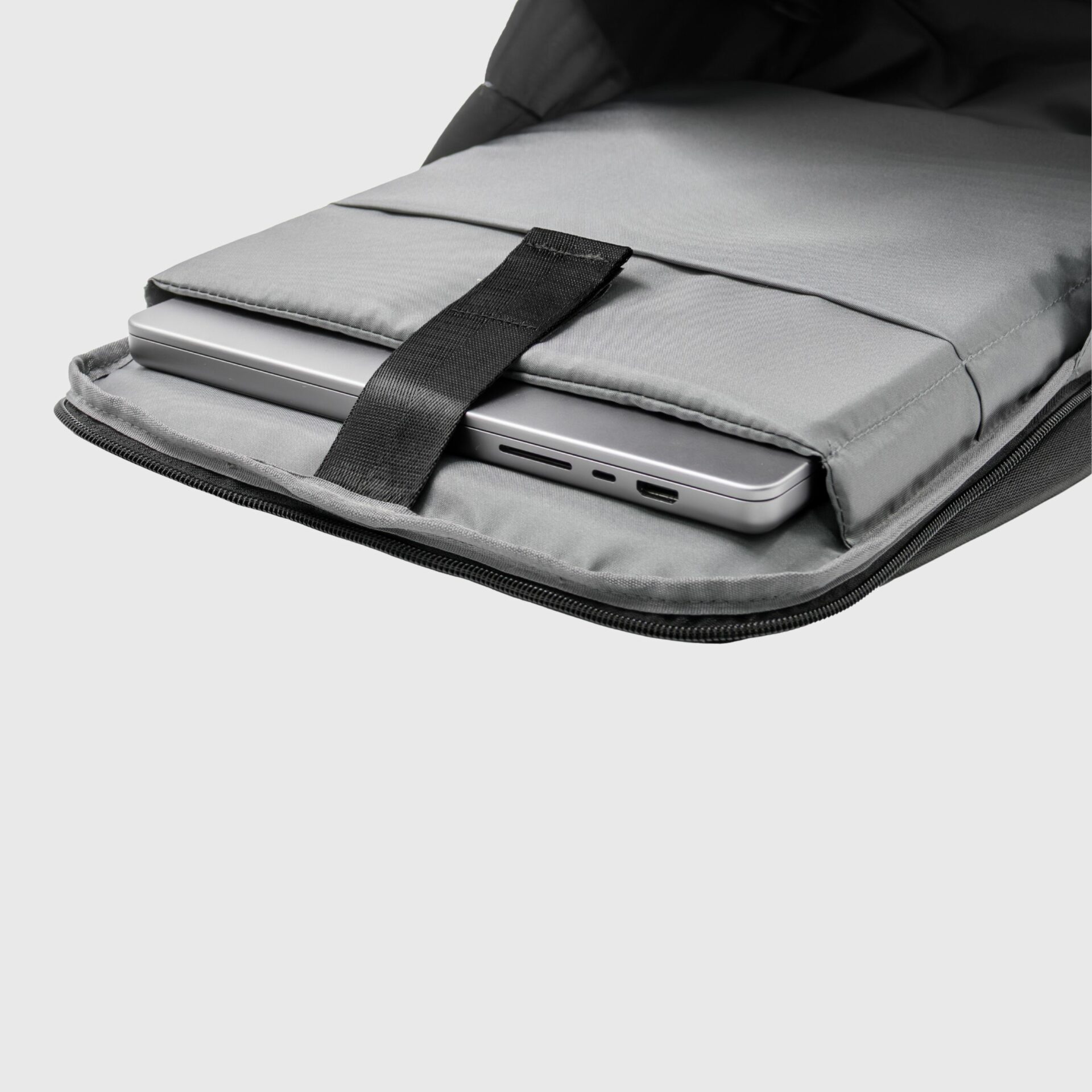 brandcharger singapore APEX backpack laptop compartment